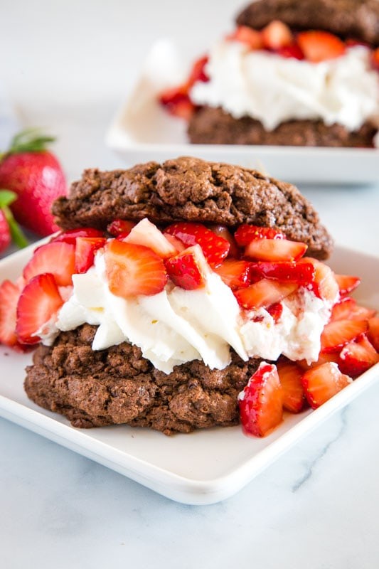 Çikolatalı Çilekli Shortcake: Yaz Mevsiminin Baştan Çıkarıcı Lezzeti